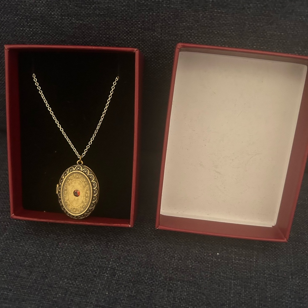 NWT TAYLOR SWIFT RUN LOCKET RARE